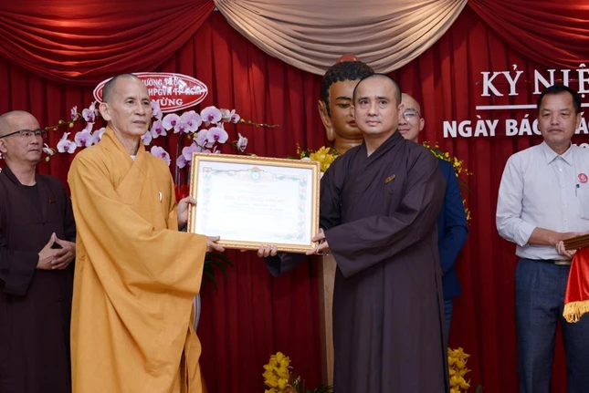 TT.Thích Thiện Thống, Phó Chủ tịch HĐTS trao Bằng Tuyên dương Công đức đến TT.Thích Tâm Hải, Phó Tổng Biên tập kiêm Thư ký tòa soạn TT.Thích Thiện Thống, Phó Chủ tịch HĐTS trao Bằng Tuyên dương Công đức đến TT.Thích Tâm Hải, Phó Tổng Biên tập kiêm Thư ký tòa soạn