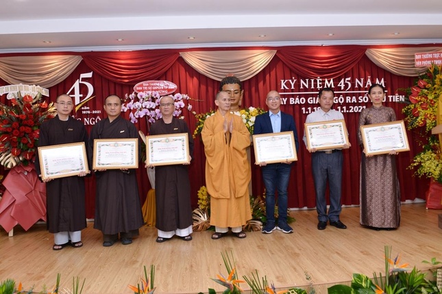 Thượng tọa Thích Thiện Thống trao bằng Tuyên dương Công đức đến các cá nhân có đóng góp cho sự phát triển của báo