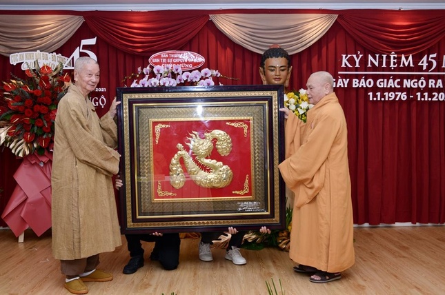 Trưởng lão Hòa thượng Tổng Biên tập nhận quà chúc mừng của Hòa thượng Chủ tịch HĐTS