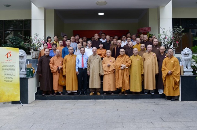 Chư tôn đức, lãnh đạo chính quyền, khách mời tham dự chụp hình lưu niệm