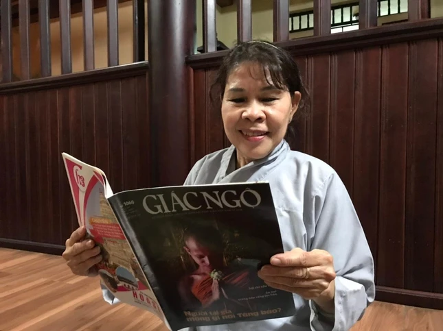 Phật tử Quảng Thuận và báo Giác Ngộ - Ảnh: Quảng Hậu