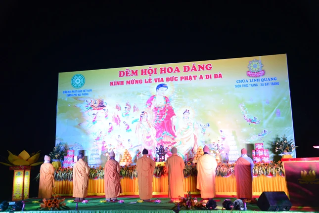 Chư Tăng chủ trì khóa lễ hoa đăng hướng về Đức Phật A Di Đà