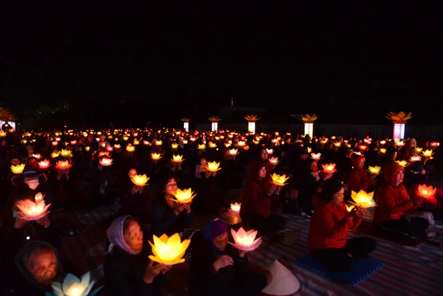 Phật tử được truyền đăng và nhất tâm hướng về Đức Phật A Di Đà, phát nguyện vãng sanh thế giới Cực Lạc