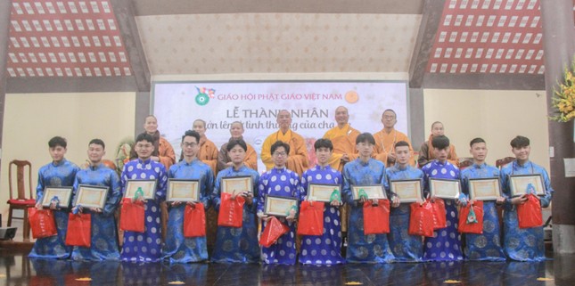 Các bạn trẻ trong lễ thành nhân