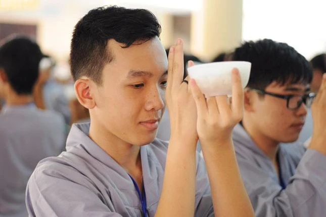 Phật tử tu Bát quan trai trong giờ thọ trai - Ảnh minh họa