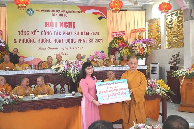 Thượng tọa Thích Tâm Chơn đại diện trao quà tết cho người nghèo - lãnh đạo quận đại diện đón nhận