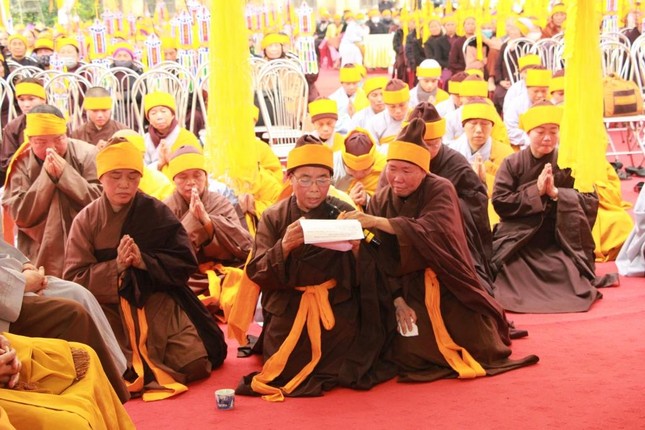 Môn đồ pháp quyến, pháp tử, pháp tôn xúc động nhớ về công ơn giáo dưỡng, tác thành và trao truyền giới châu tuệ mệnh Môn đồ pháp quyến, pháp tử, pháp tôn xúc động nhớ về công ơn giáo dưỡng, tác thành và trao truyền giới châu tuệ mệnh