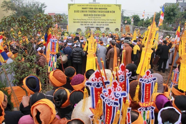 Cung thỉnh kim quan cố Ni trưởng nhập bảo tháp trong khuôn viên chùa Phổ Am Cung thỉnh kim quan cố Ni trưởng nhập bảo tháp trong khuôn viên chùa Phổ Am