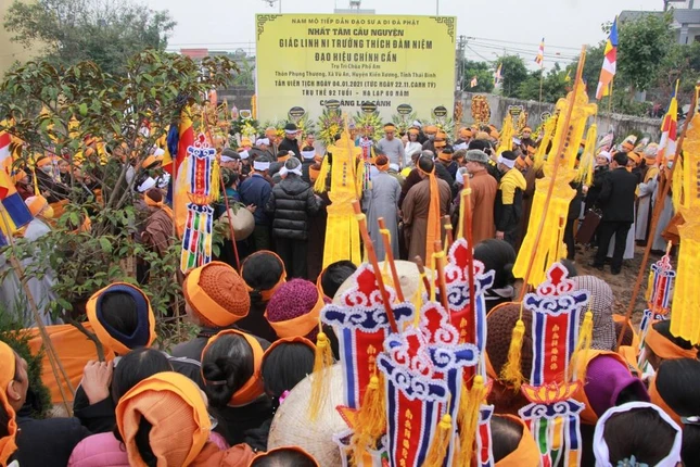 Cung thỉnh kim quan cố Ni trưởng nhập bảo tháp trong khuôn viên chùa Phổ Am