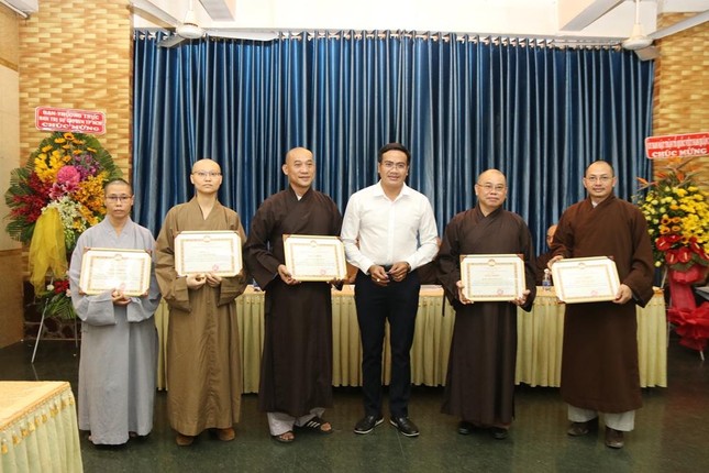 Nhiều bằng khen, tuyên dương công đức được trao tới các tập thể, cá nhân Ban Trị sự quận 5 Nhiều bằng khen, tuyên dương công đức được trao tới các tập thể, cá nhân Ban Trị sự quận 5