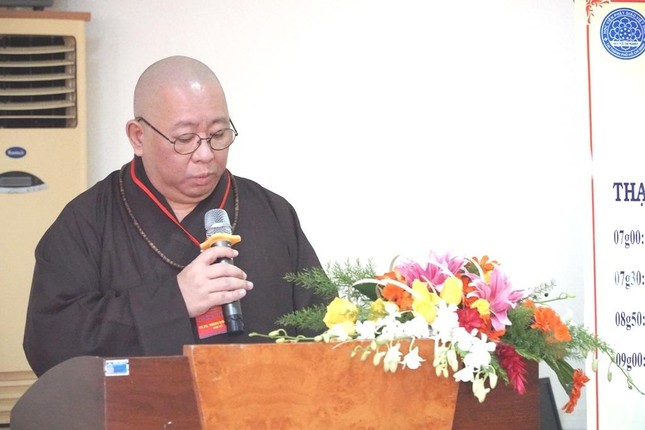 Thượng tọa Thích Đồng Văn đọc nội quy phòng thi