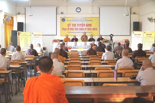 Thượng tọa Thích Nhật Từ sách tấn các thí sinh