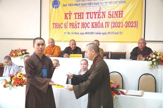 Thượng tọa Thích Quang Thạnh trao đề thi đến giám thị coi thi