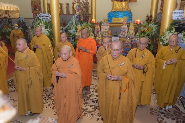 Chư tôn đức Trung ương Giáo hội niệm hương tưởng niệm