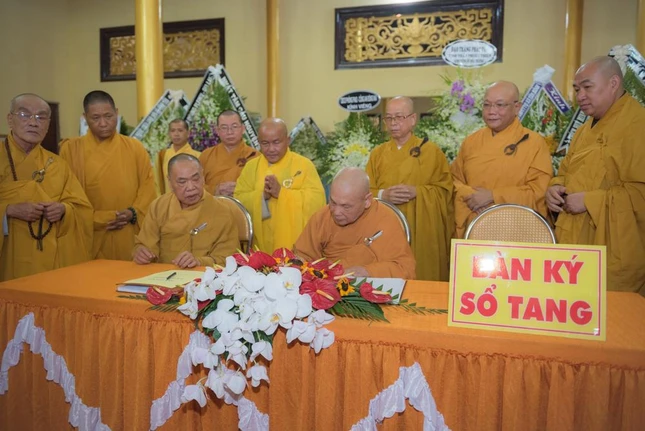 Và ghi sổ tang lưu niệm