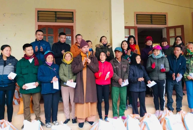 Đại đức Thích Quảng Bảo phát biểu và trao quà động viên các hộ gia đình tại bản Côi, xã Lượng Minh, huyện Tương Dương