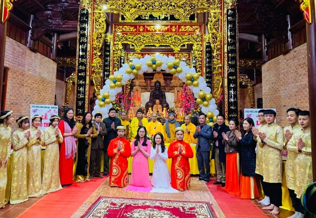 Các cặp đôi chụp hình lưu niệm cùng chư tôn đức và gia đình