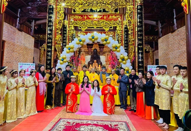 Các cặp đôi chụp hình lưu niệm cùng chư tôn đức và gia đình