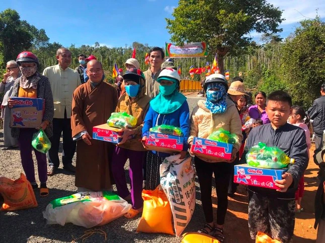 Và tặng quà cho người dân 2 xã thuộc huyện Đăk R’lấp