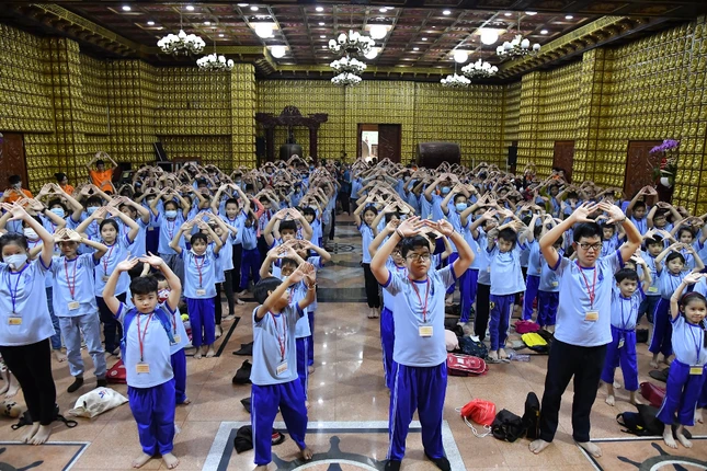 Và các sinh hoạt khác dưới sự hướng dẫn của quý thầy và phụng sự viên chùa Giác Ngộ