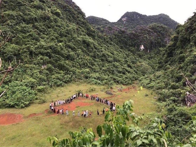 Các bạn trẻ chùa Hà (Nam Đàn) trải nghiệm thực tế vị trí khảo sát địa điểm quy hoạch và xây dựng chùa Tân Kỳ