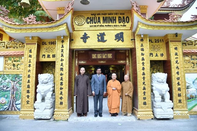 Chụp ảnh lưu niệm tại chùa Minh Đạo Chụp ảnh lưu niệm tại chùa Minh Đạo