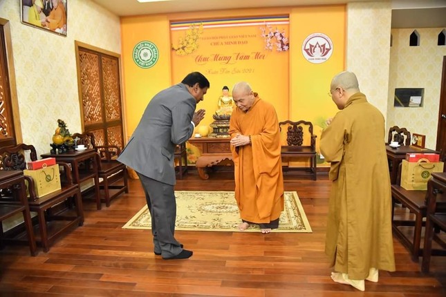 Ông Đại sứ vấn an sức khỏe Hòa thượng Chủ tịch Hội đồng Trị sự Ông Đại sứ vấn an sức khỏe Hòa thượng Chủ tịch Hội đồng Trị sự