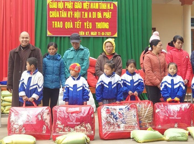 Trao quà cho các em học sinh tại Trường Tiểu học Tiên Kỳ