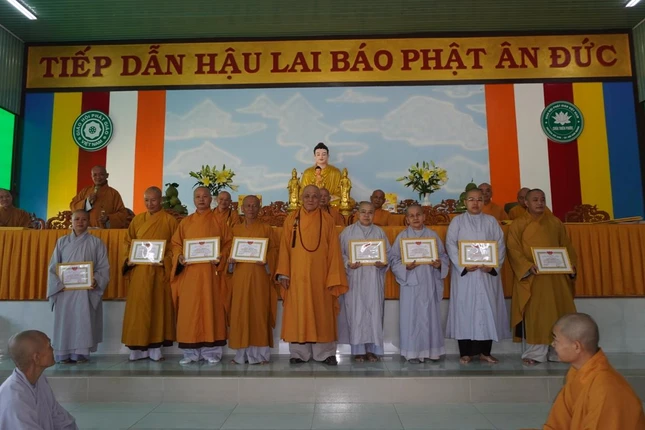 Hòa thượng Thích Huệ Nghi trao bằng khen của Mặt trận huyện đến chư tôn đức