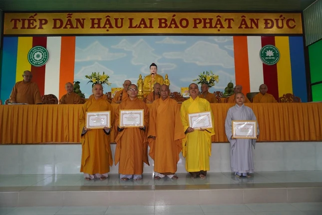 Thượng tọa Thích Quảng Tánh trao bằng Tuyên dương công đức