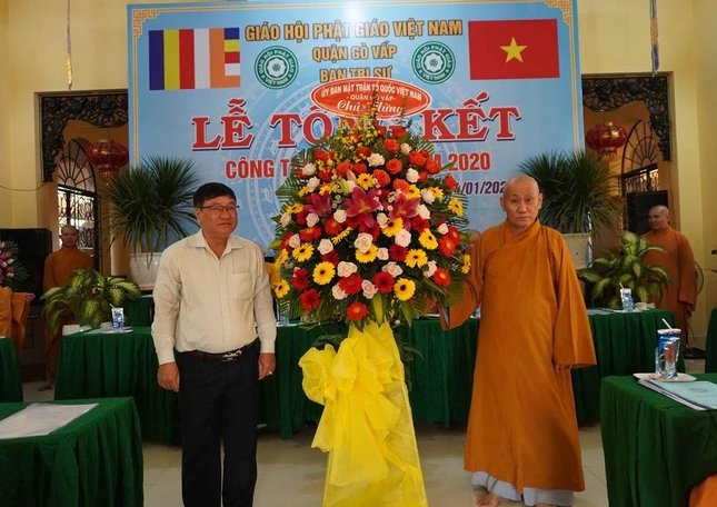 Ông Thân Trọng Minh, Chủ tịch Ủy ban Mặt trận Tổ quốc Việt Nam quận Gò Vấp tặng hoa chúc mừng, Hòa thượng Thích Minh Ngãi, Phó ban Trị sự Phật giáo quận đón nhận