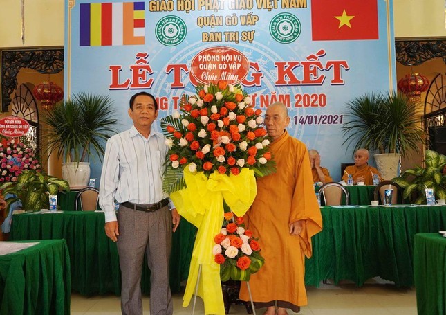Lẵng hoa chúc mừng của Phòng Nội vụ quận Gò Vấp do Thượng tọa Thích Giác Trí, Phó ban Thường trực Ban Trị sự quận đón nhận