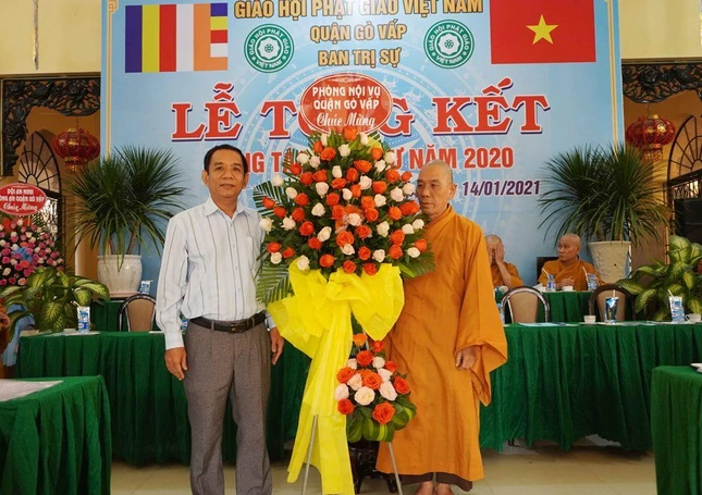 Lẵng hoa chúc mừng của Phòng Nội vụ quận Gò Vấp do Thượng tọa Thích Giác Trí, Phó ban Thường trực Ban Trị sự quận đón nhận
