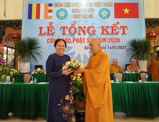 Phật giáo quận Gò Vấp tặng quà tri ân đến bà Vũ Thị Nga, nguyên Chủ tịch Mặt trận Tổ quốc Việt Nam quận với những trợ duyên trong các hoạt động Phật sự địa phương trong thời gian bà đảm nhiệm chức vụ