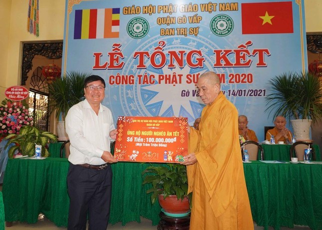 Chư tôn đức Tăng Ni và Phật tử quận Gò Vấp tặng 100 triệu đồng đến Mặt trận chăm lo quà Tết cho người nghèo trong địa bàn