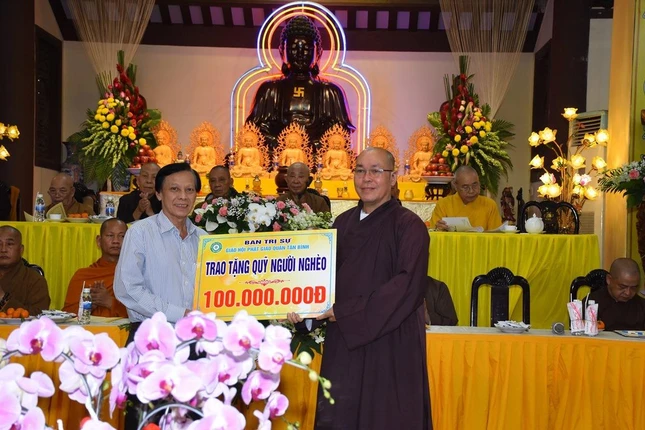 Ban Trị sự trao quà đến người nghèo trên địa bàn quận Ban Trị sự trao quà đến người nghèo trên địa bàn quận