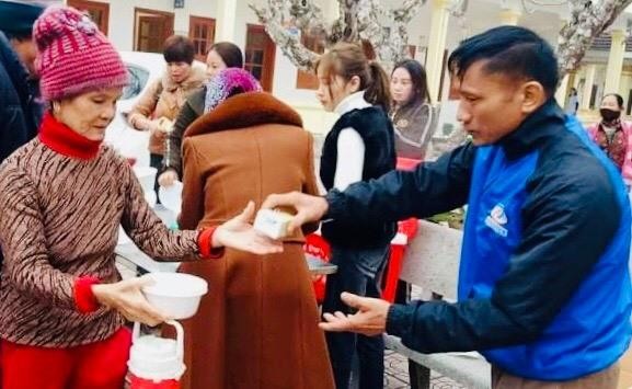 Câu lạc bộ Nối vòng tay lớn Yên Thành phát cháo cho bệnh nhân nghèo tại Bệnh viện Đa khoa huyện Yên Thành