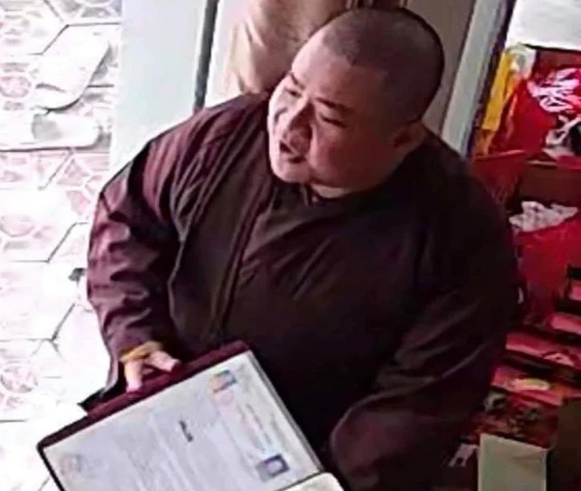 Người được cho là giả mạo tu sĩ chùa Đức Hậu đi vận động quyên góp xây chùa - Ảnh: Cắt từ camera người dân Người được cho là giả mạo tu sĩ chùa Đức Hậu đi vận động quyên góp xây chùa - Ảnh: Cắt từ camera người dân