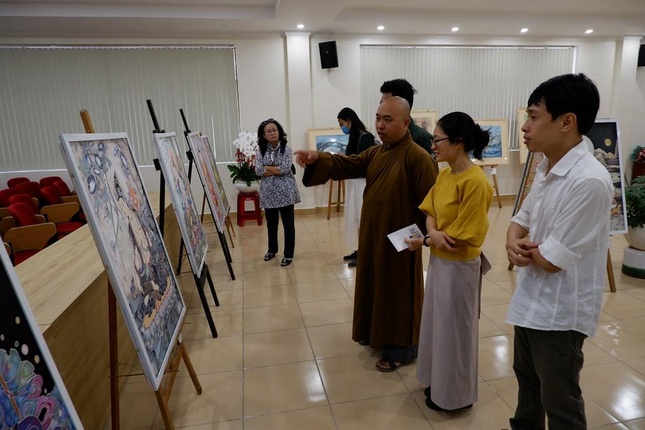 Chư Tăng tham quan triển lãm và có chia sẻ về mỹ thuật Phật giáo với 2 tác giả