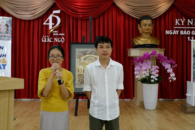 Các tác giả Tùng Linh (phải) và Bảo Trân (trái) chia sẻ về các tác phẩm của mình