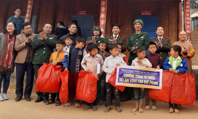 Trao và tặng quà cho các em học sinh trên địa bàn xã Tri Lễ