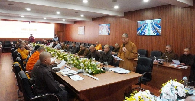 Thượng tọa Thích Minh Nghiêm đọc báo cáo Thượng tọa Thích Minh Nghiêm đọc báo cáo