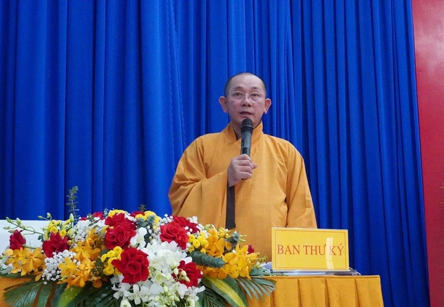 Thượng tọa Thích Tịnh Tâm thay mặt Ban Thư ký đọc danh sách cung thỉnh Ban chứng minh, Chủ tọa đoàn, Ban Thư ký, Ban kiểm soát đại hội