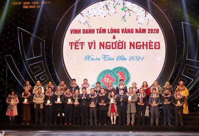 Lãnh đạo tỉnh Nghệ An tiếp nhận sự ủng hộ của các cá nhân, tập thể, doanh nghiệp cho chương trình Tết vì người nghèo Xuân Tân Sửu - 2021