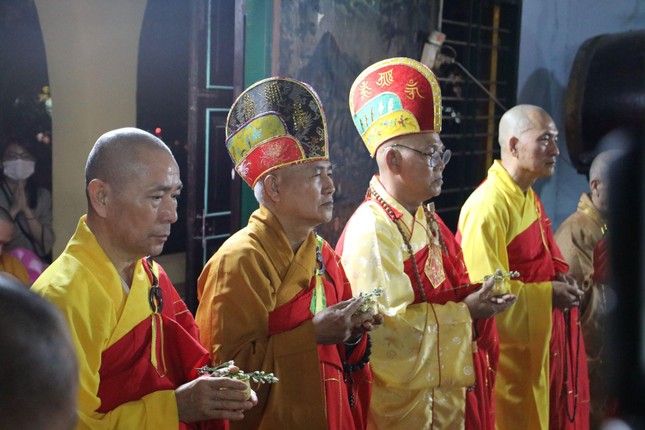 Chư tôn đức cử hành nghi thức trị quan Chư tôn đức cử hành nghi thức trị quan