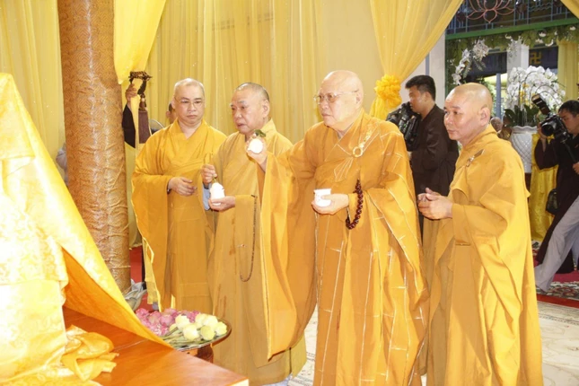 Chư tôn đức thực hiện nghi thức sái tịnh