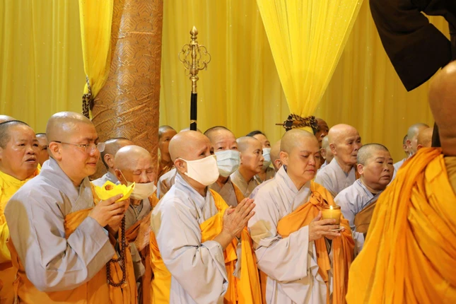 Chư Ni cầu nguyện