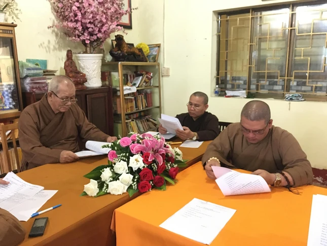 Thượng tọa Trưởng ban và chư tôn đức theo dõi báo cáo Phật sự của Phật giáo huyện