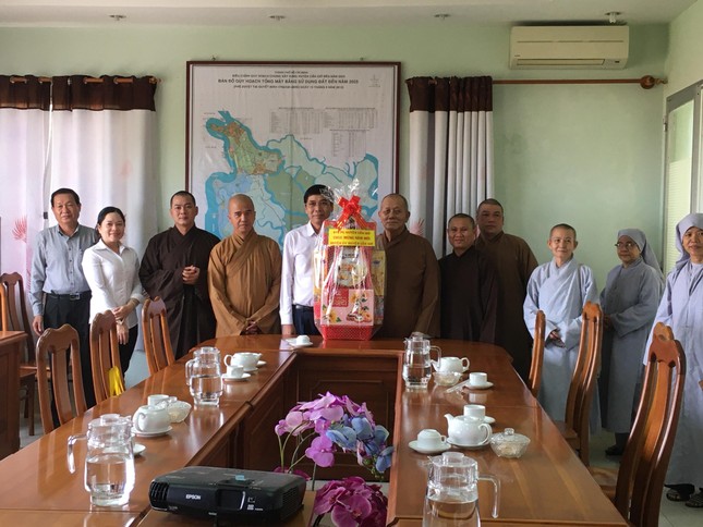 Đoàn Ban Trị sự Phật giáo huyện Cần Giờ thăm, chúc Tết chính quyền
