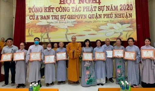 Hòa thượng Thích Thanh Hùng trao bằng khen đến các Phật tử - Ảnh: Minh Phước